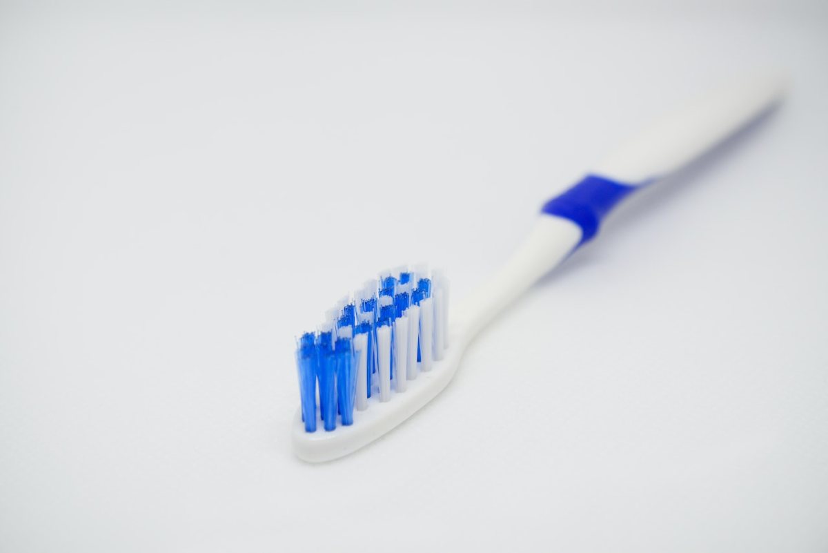 cepillo de dientes azul y blanco 
